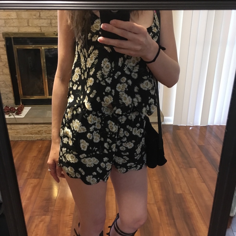 Pac Sun two piece daisy set